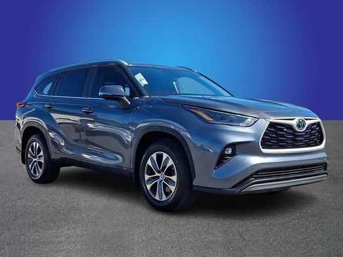 Used 2023 Toyota Highlander XLE image 3