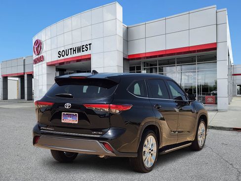 Used 2022 Toyota Highlander Limited FWD image 5