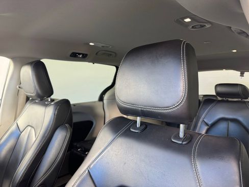 Used 2023 Chrysler Pacifica Touring-L image 2