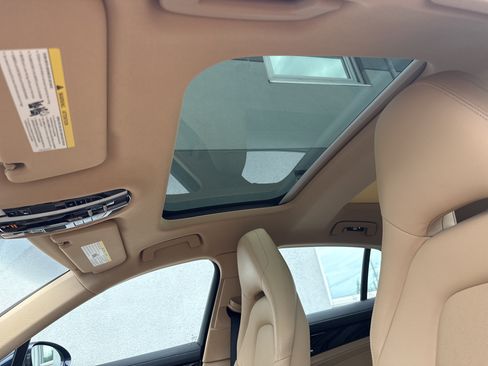 Used 2022 Porsche Panamera image 16