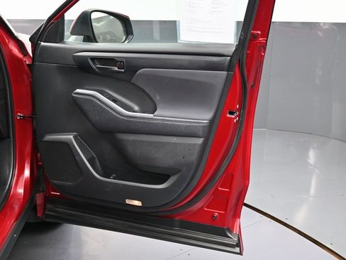 Used 2021 Toyota Highlander LE image 42