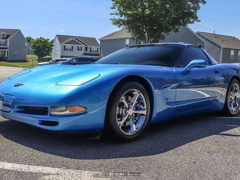 Used 1998 Chevrolet Corvette Coupe w/ Roof Pkg RWD image 22