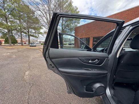 Used 2017 Nissan Rogue S image 22