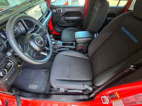 Certified 2025 Jeep Wrangler Unlimited Rubicon 4xe w/ Convenience Group AWD/4WD image 19