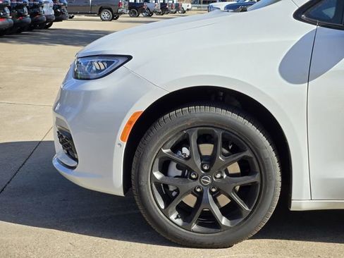 New 2026 Chrysler Pacifica Limited w/ S Appearance Package AWD/4WD image 6