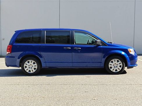 Used 2019 Dodge Grand Caravan SE w/ UConnect Hands-Free Group FWD image 2