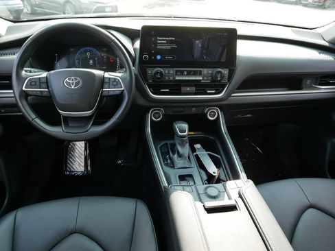 Certified 2025 Toyota Grand Highlander AWD image 13