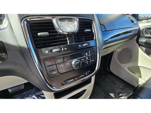 Used 2015 Chrysler Town & Country Touring image 29