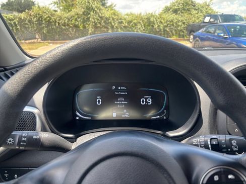 Used 2025 Kia Soul LX w/ LX Technology Package FWD image 39
