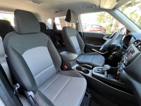 Used 2025 Kia Soul LX w/ LX Technology Package FWD image 34