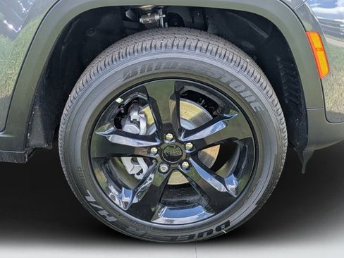 New 2025 Jeep Grand Cherokee Altitude image 9