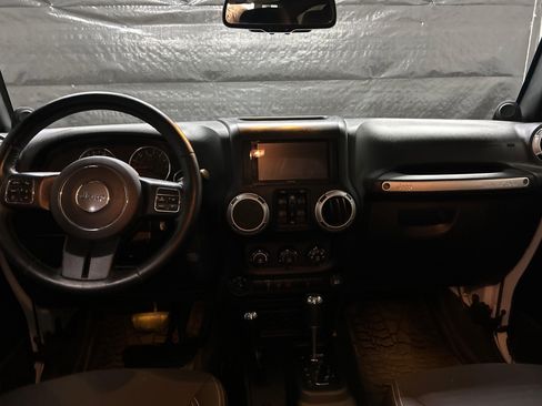 Used 2014 Jeep Wrangler Unlimited Sahara w/ Connectivity Group AWD/4WD image 10