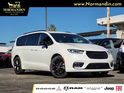 New 2026 Chrysler Pacifica Select w/ S Appearance Package