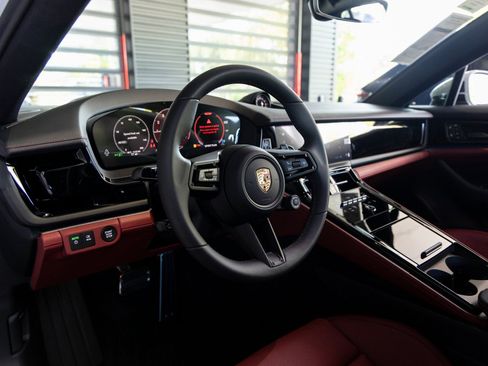 Used 2025 Porsche Panamera 4 image 4