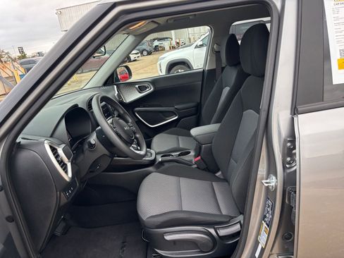 Used 2025 Kia Soul LX w/ LX Technology Package image 24