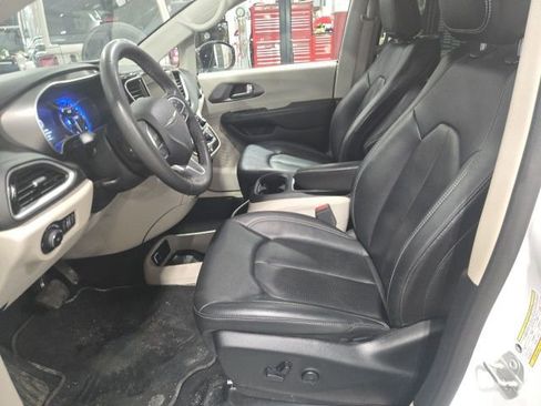 Used 2024 Chrysler Pacifica Touring-L image 14