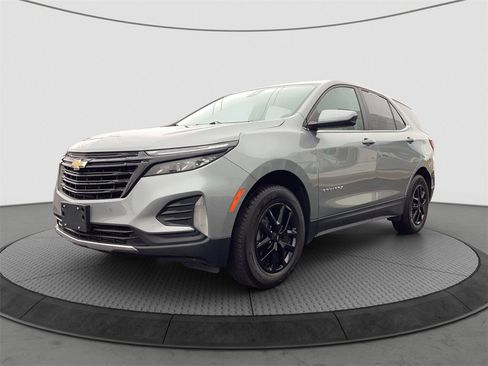 Used 2023 Chevrolet Equinox LT w/ Driver Convenience Package image 3