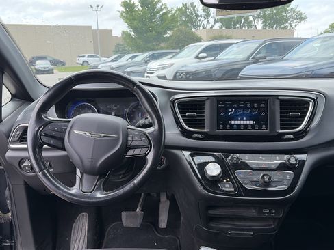 Used 2019 Chrysler Pacifica Touring Plus FWD image 9
