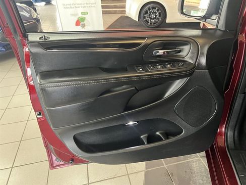 Used 2018 Dodge Grand Caravan SE image 18