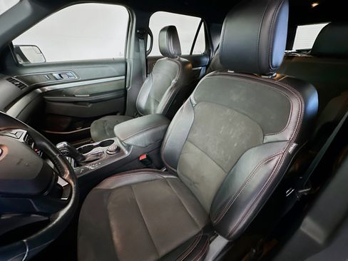 Used 2018 Ford Explorer XLT w/ Equipment Group 202A image 13