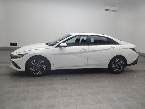 Used 2025 Hyundai Elantra SEL FWD image 2