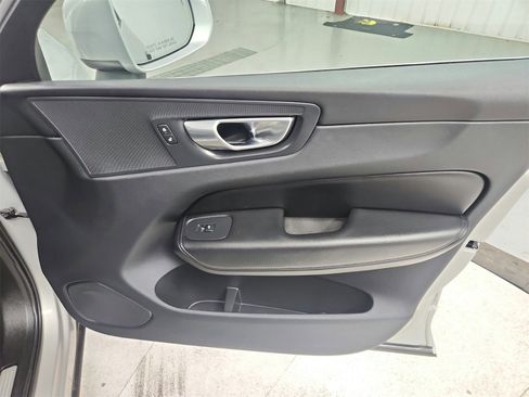 Used 2023 Volvo XC60 B5 Plus image 38