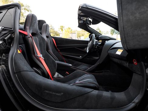Used 2026 McLaren 750S Spider RWD image 29