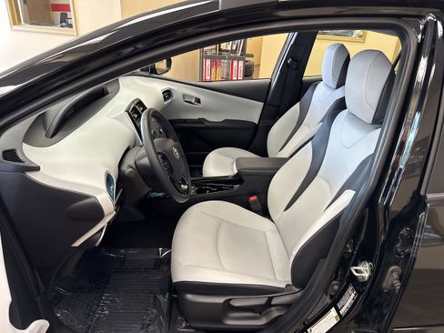 Used 2022 Toyota Prius XLE w/ Advanced Technology Package image 5