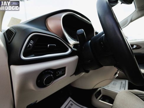 Used 2023 Chrysler Voyager LX image 33