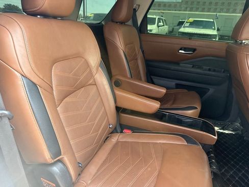 Used 2022 Nissan Pathfinder Platinum w/ Cargo Package FWD image 10