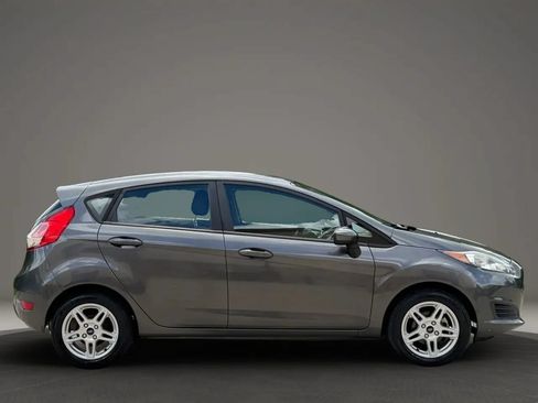 Used 2018 Ford Fiesta SE FWD image 2