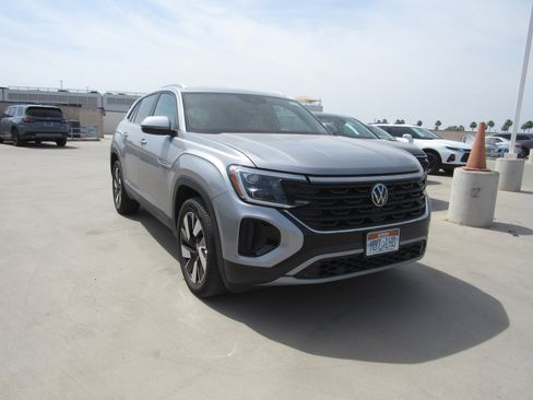 Used 2025 Volkswagen Atlas Cross Sport SE image 2