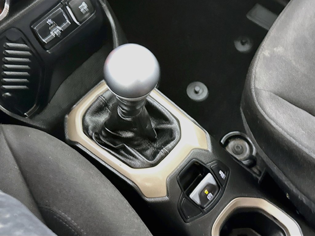 Used 2015 Jeep Renegade Sport w/ Power & Air Group FWD image 18