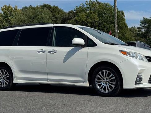 Used 2020 Toyota Sienna XLE Premium FWD image 4