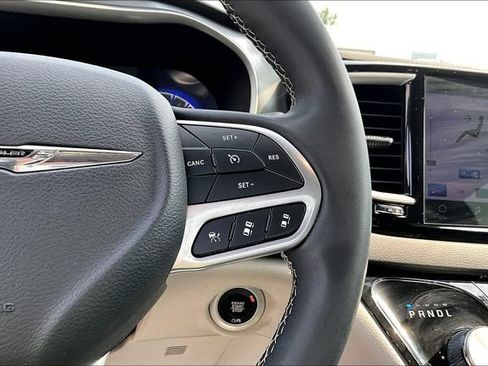 Used 2023 Chrysler Pacifica Touring-L FWD image 19