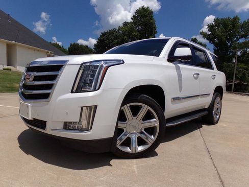 Used 2016 Cadillac Escalade Luxury AWD/4WD image 2