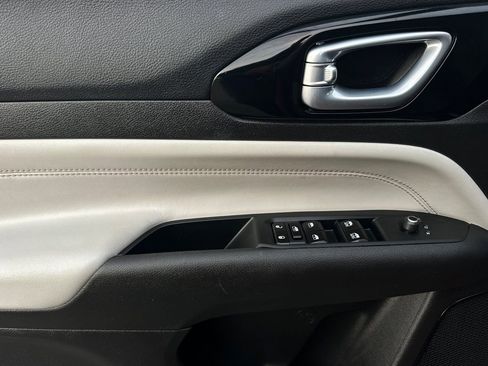 Used 2025 Jeep Compass Limited image 9