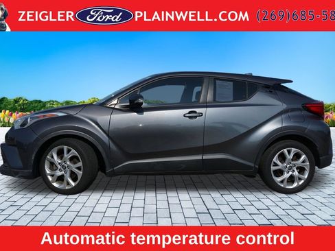 Used 2018 Toyota C-HR XLE FWD image 2