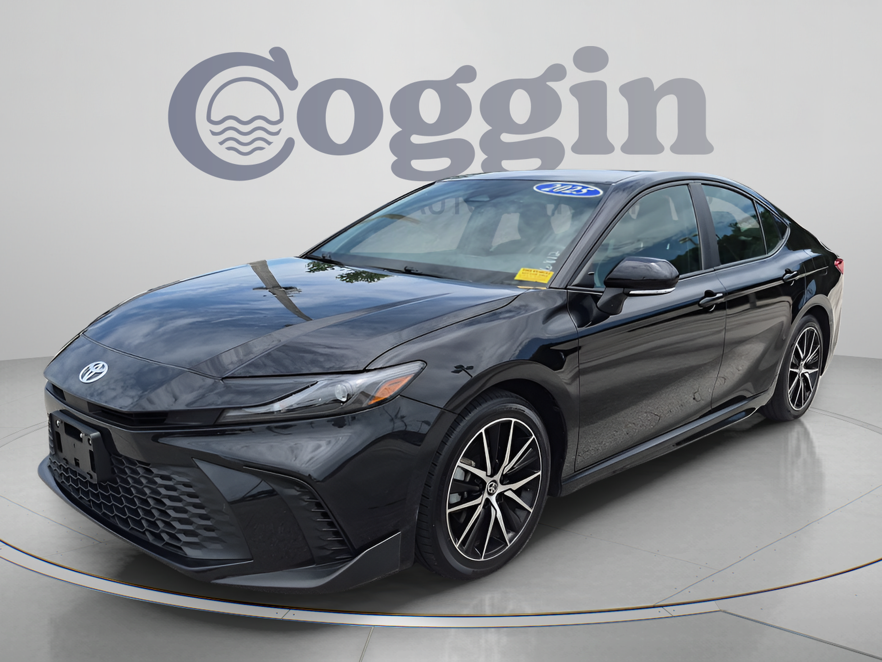 Used 2025 Toyota Camry SE FWD image 1