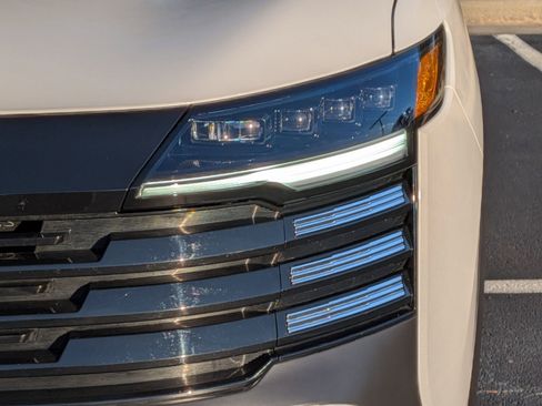 Used 2025 Nissan Kicks SV w/ SV Premium Package image 6