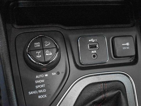 Used 2022 Jeep Cherokee Trailhawk image 21