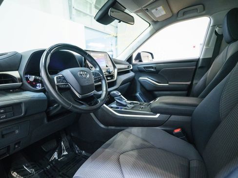 Used 2020 Toyota Highlander LE FWD image 4