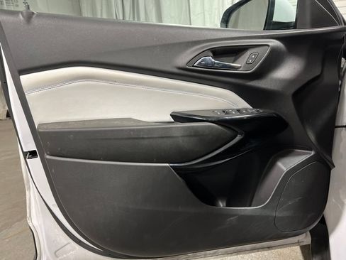 Used 2025 Chevrolet Trax LT FWD image 21