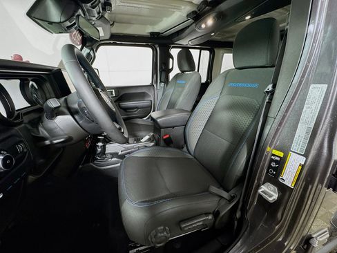 Used 2025 Jeep Wrangler Unlimited Rubicon 4xe image 13