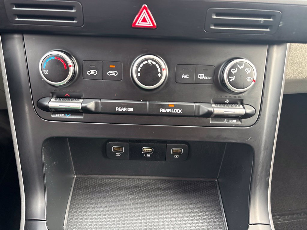 Used 2024 Kia Carnival LX FWD image 22