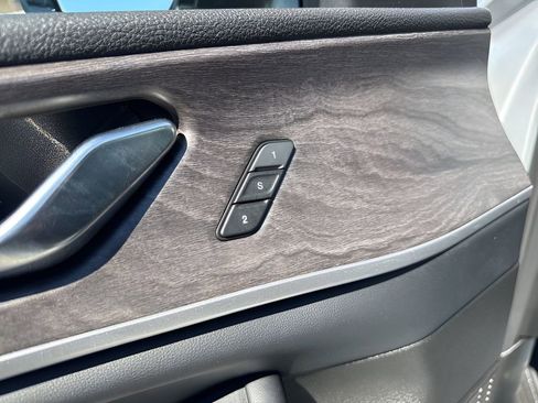 Used 2024 Jeep Grand Cherokee Limited w/ Black Appearance Package image 11