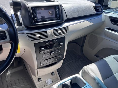 Used 2011 Volkswagen Routan SEL FWD image 22