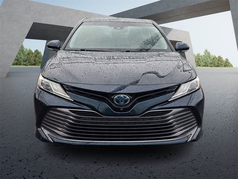 Used 2018 Toyota Camry XLE image 2