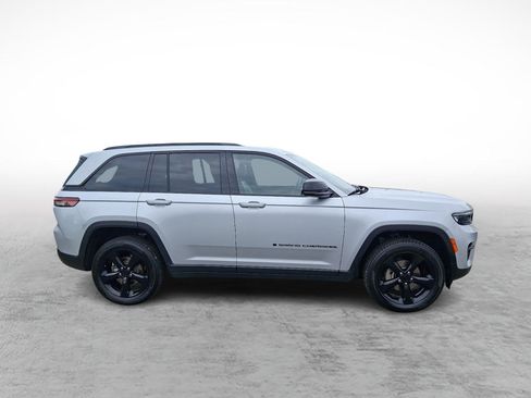 Used 2023 Jeep Grand Cherokee Altitude AWD/4WD image 6