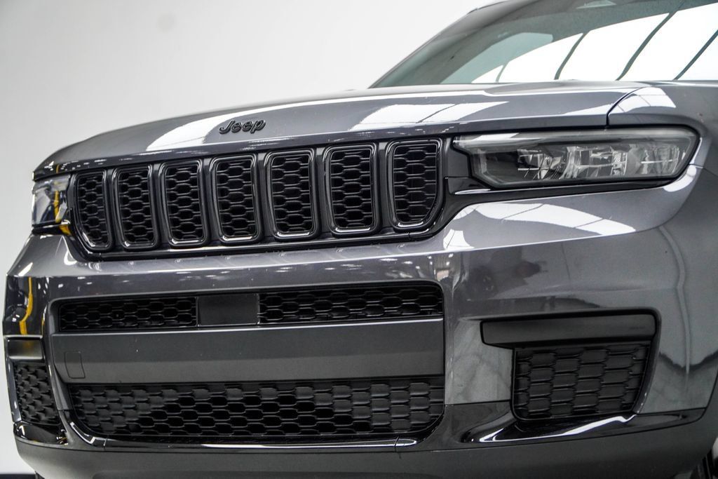 Used 2023 Jeep Grand Cherokee L Laredo AWD/4WD image 2